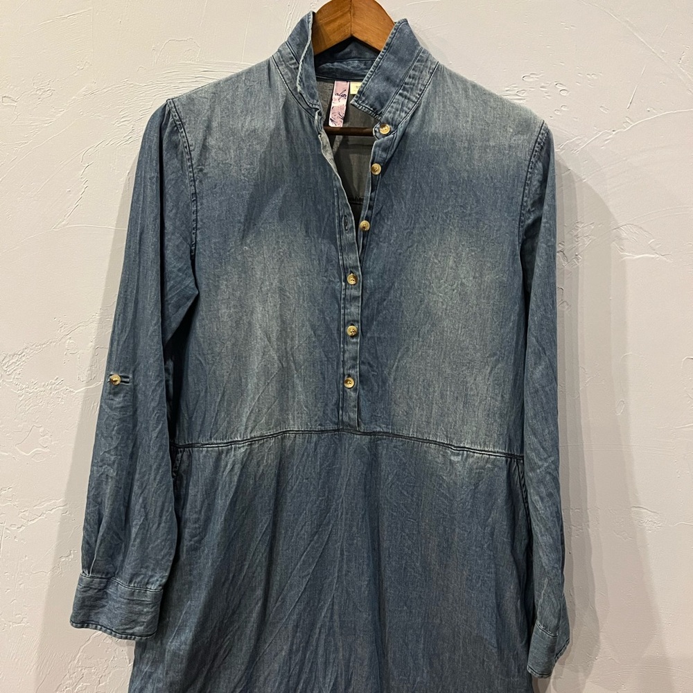 Francesca’s Collection Chambray thigh length long sleeve Shirt